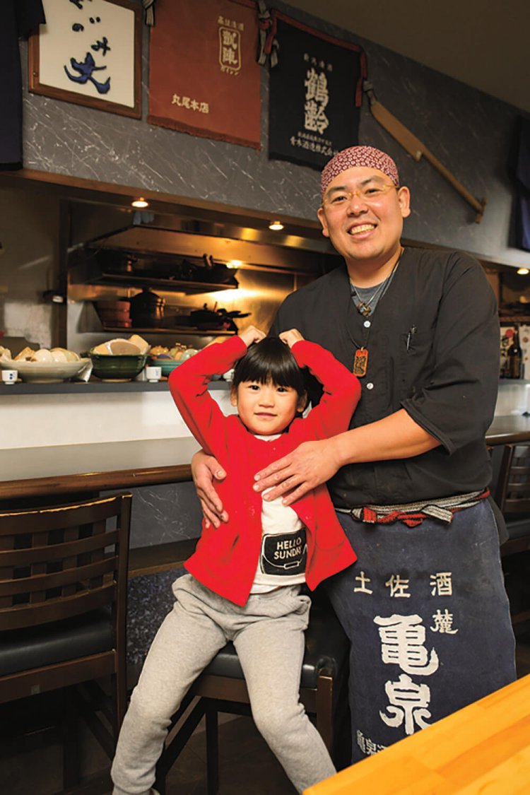 日本酒の名店『串駒』で修業した経験をもつ店主の伊藤大さんと、撮影時に遊びに来た娘の楓子ちゃん。