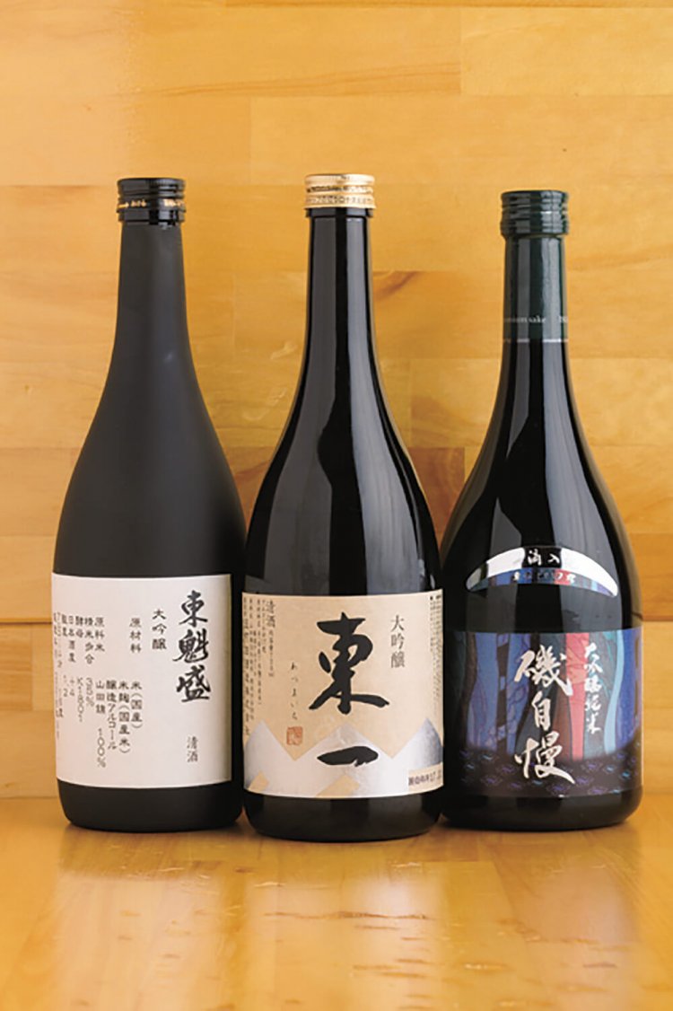 お得な大吟醸唎き酒セット1580円の中から選んだのは、右から柔らかい飲み口の「磯自慢」大吟醸純米山田、ジューシーな旨味の「東一」大吟醸、透明感があって華やかな香りが特徴の「東魁盛」大吟醸の３本。