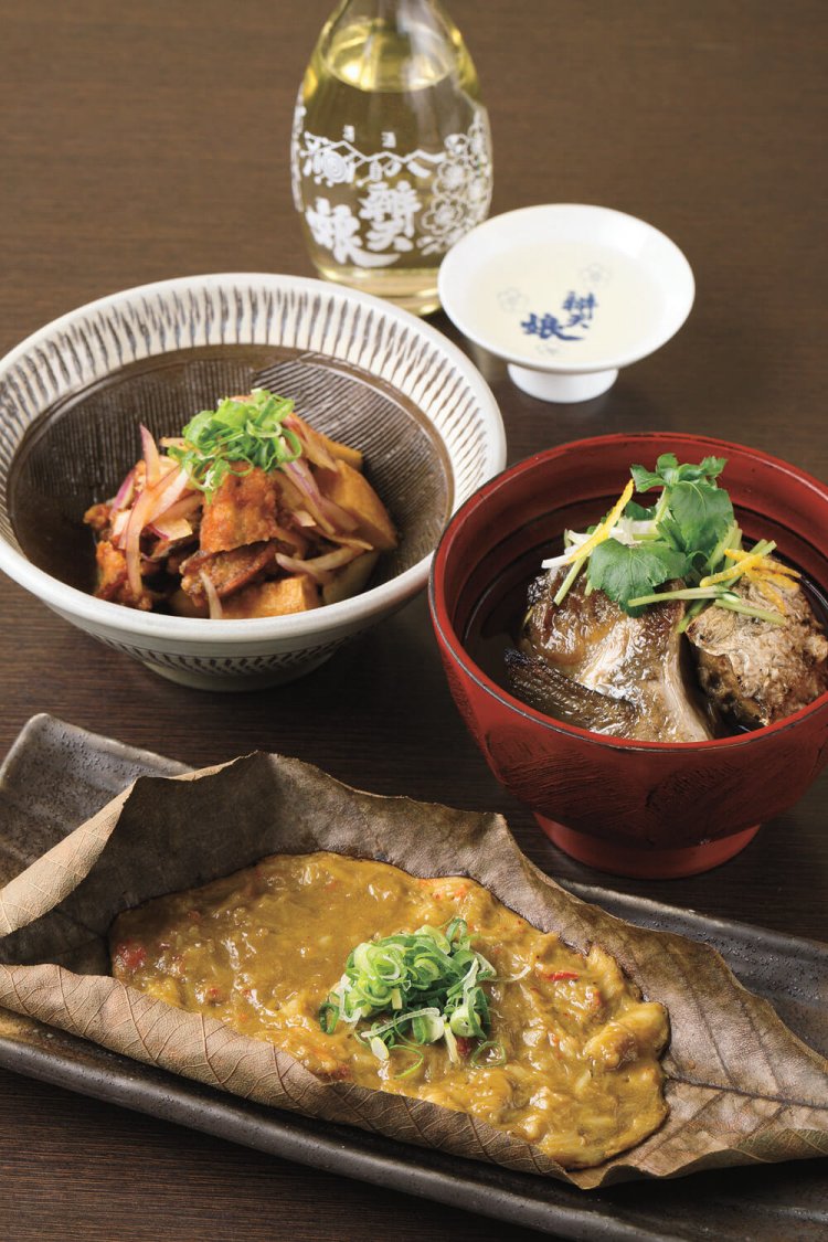 手前からズワイ蟹ほぐし身蟹みそ焼900円、ぶり大根900円、かきと厚揚げ南蛮揚680円。