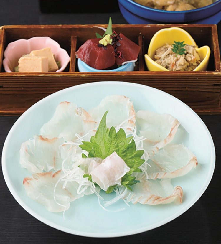 平目うす造り950円、ミニ小鉢930円（写真と小鉢の内容は異なります）。