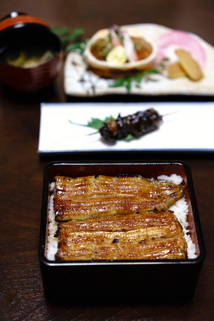 うな重に、前菜、きも吸、デザートがついた「月会席」5250円（現在は半身での提供）と、ヒレ焼き400円。