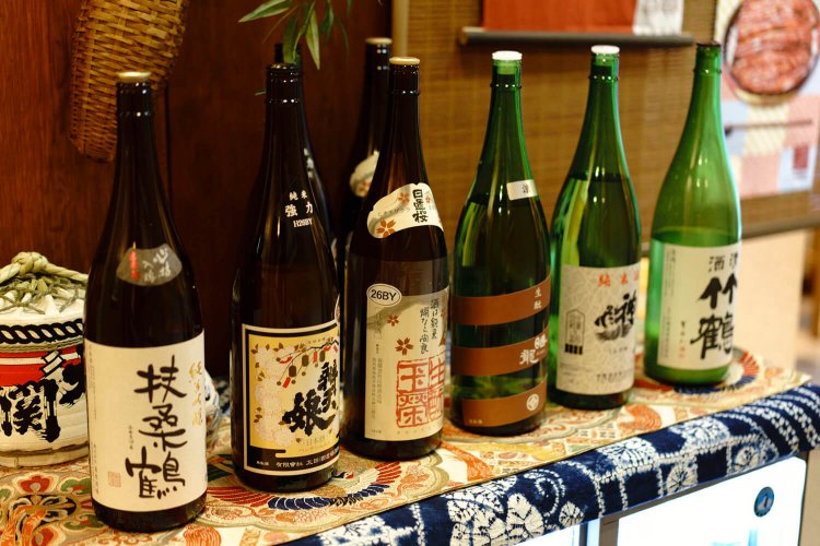 若女将が自らの舌で選んだ純米酒が各種そろう。