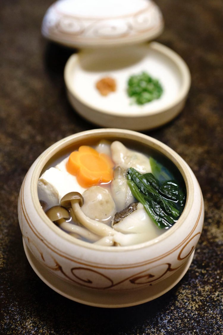 牡蠣のちり蒸し900円は、とっくり状の蓋の内部がポン酢入れになっているのも面白い。