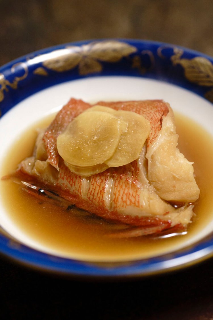 きんきの煮付け900円はしっかりした味付けで酒が進む。