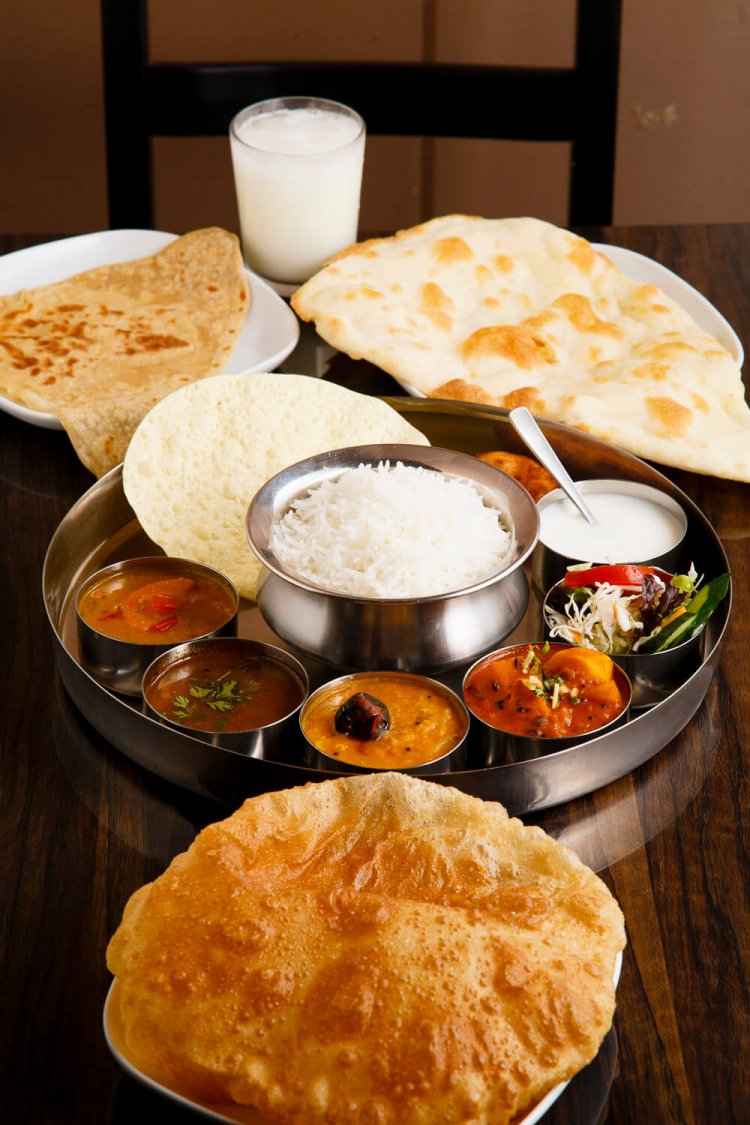ベジターリー1600円にはチャパティ（左奥）かプーリ（手前）、ナンのいずれかが付く。