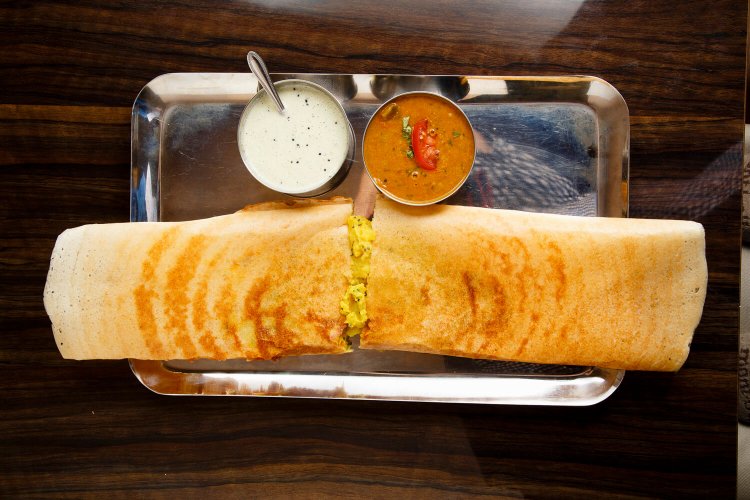 米と豆の粉を混ぜ発酵させた生地を焼くドーサ（マサラ）1050 円。サンバルとココナツソースを絡めて。