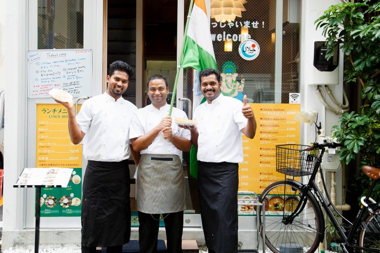 スタッフは南インド・チェンナイ出身。「持ち帰りもどうぞ！」。