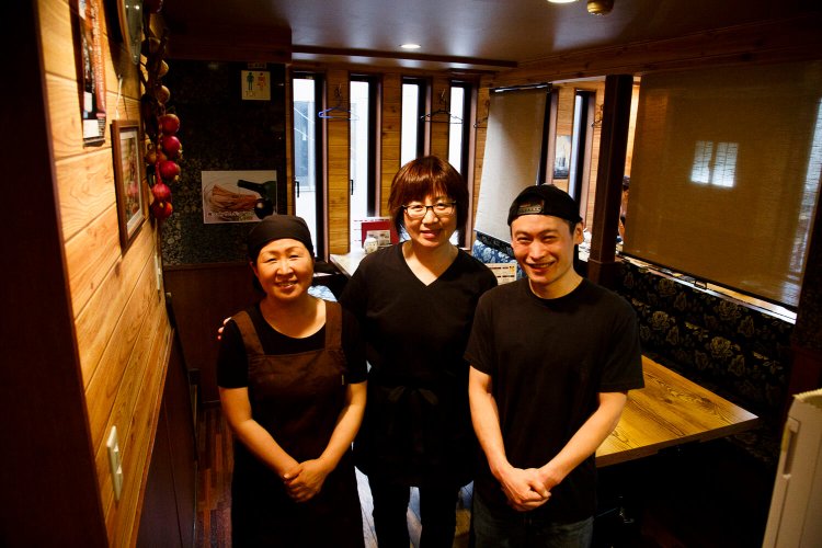 店主の李さん（中央）たちの気さくなもてなしにくつろげる。