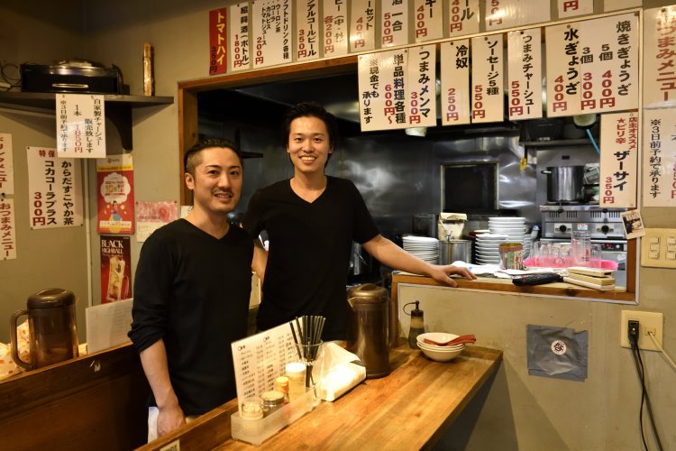 店主・幸田啓さん（右）と竹村皓太さん。この名コンビゆえに、通し営業かつずっと混雑するという店が成り立っている。チームワークの良さと、気持ち良い接客にもぜひ注目してほしい。