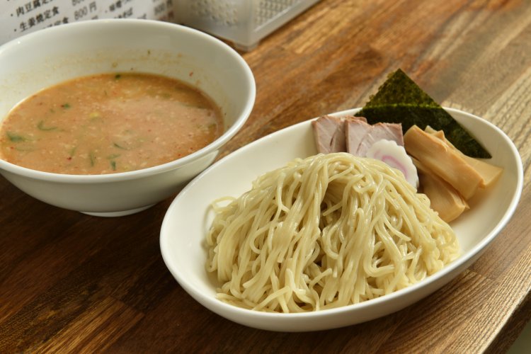 赤みそと白みそをブレンドし、花がつおで出汁をとった上品な風味。その一方で、豆板醤がしっかりインパクトを残す。みそつけ麺800円も幸田さんが修業時代からまかないでよく食べていたという一品。