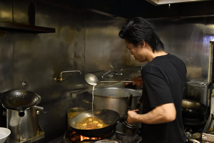 ただでさえ繁盛店なのに現在は「Uber Eats」にも対応。店内には鍋を振る音が絶えず響き渡り、活気にあふれている。コの字のカウンターから忙しそうな啓ちゃんの姿を見るのもこの店の楽しみ方の一つだ。