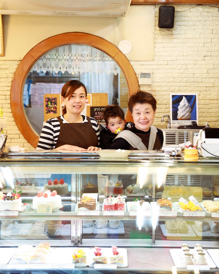 店主の佐藤さん、娘の由佳さん、 孫の遥斗くん。