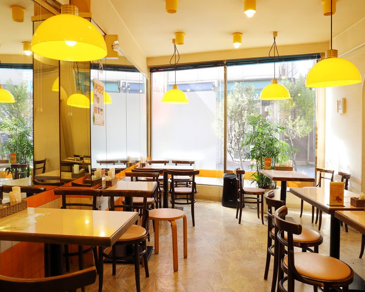 黄色のライトが 胸躍らせる昭和モダンな喫茶室。