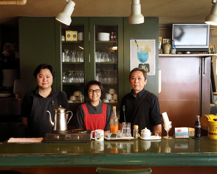 右から塚本光男さん、光子さん、稔さん。