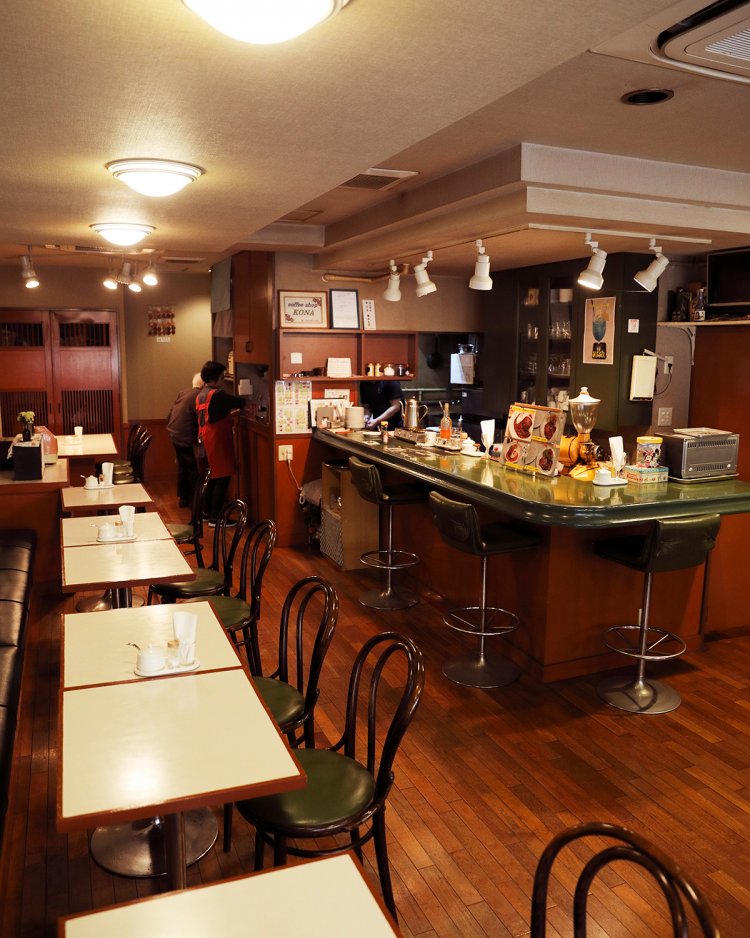 席はグリーンのカウンターを囲むように ゆったりと配置。