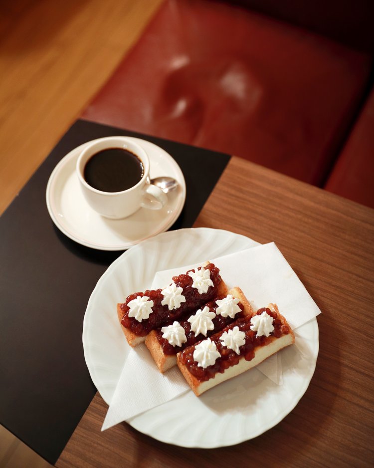 4種類の豆をブレンドしたコーヒー420円、ホイップが花のような小 倉トースト300円。