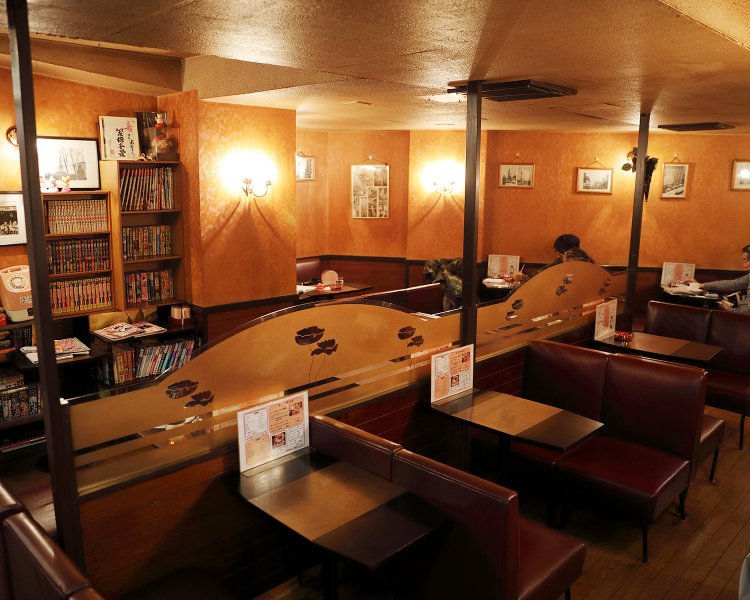 薄暗く妙に落ち着く店内は60席。