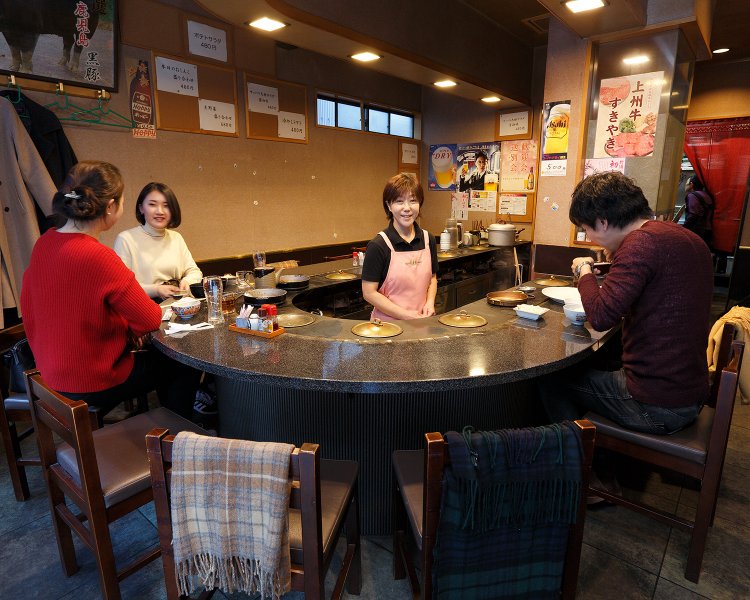 1階はカウンターで2階は座敷。昼からお酒を飲む客も。