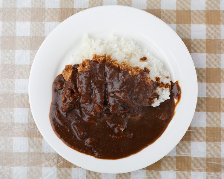 カツカレー500円。牛肉とタマネギ、リンゴとバナナの甘みが溶け込み、とてもまろやか。