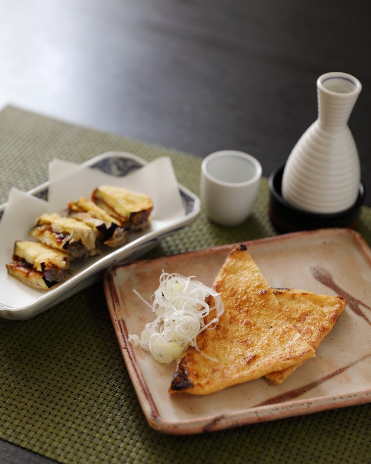 特製油揚げ2枚480円、ナスの味噌はさみ揚げ2個(そばの実入り)400円、日本酒1合650円。