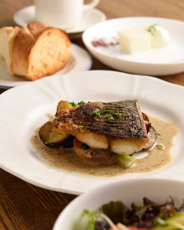 サワラのグリルランチ950円。サラダorスープとパン・コーヒー付き。デザートは+310円。