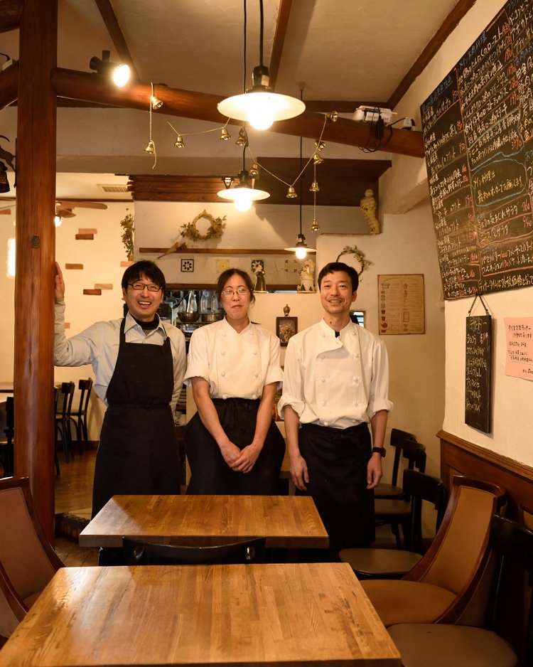 シェフの信太(しだ)康則さん(右)、コックの原子(はらこ)梨香さん(中)、斉藤さん。