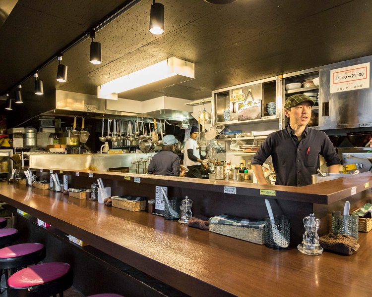 L字形のカウンター席。