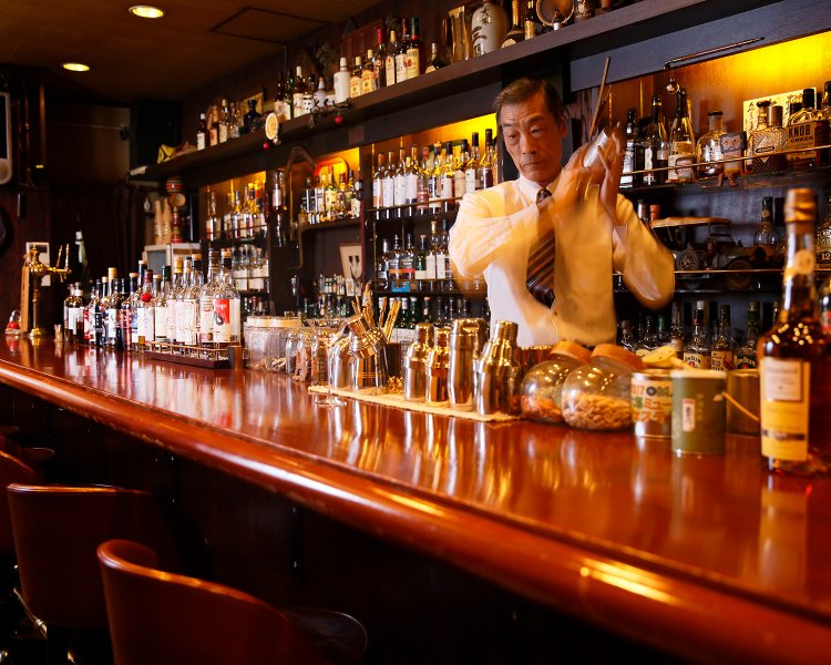 温かなハスキーボイスのマスター。奥にはテーブル席も。