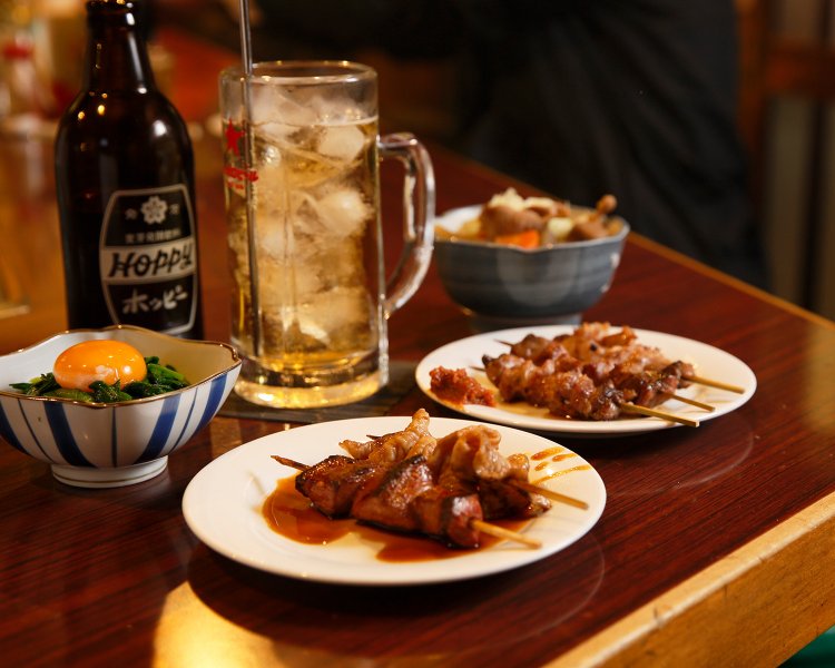かしらやしろなどもつ焼きは8種。塩で焼くものは辛味噌も別容器で出してくれる。左はにら玉450円、奥は煮込み400円。ホッピー450円。