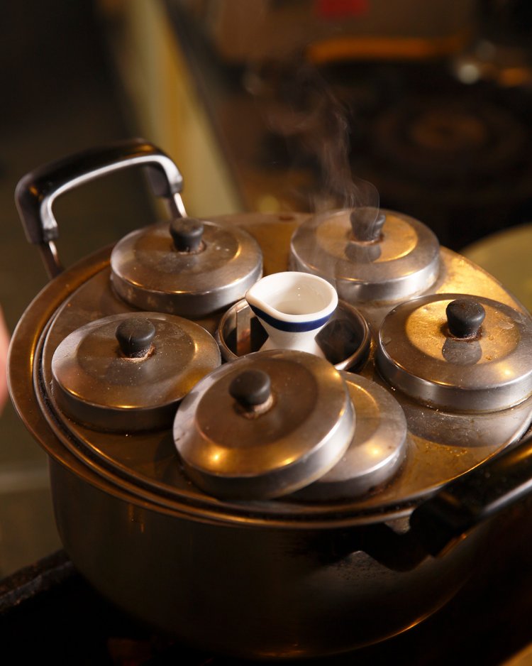 今や希少な酒燗器も。