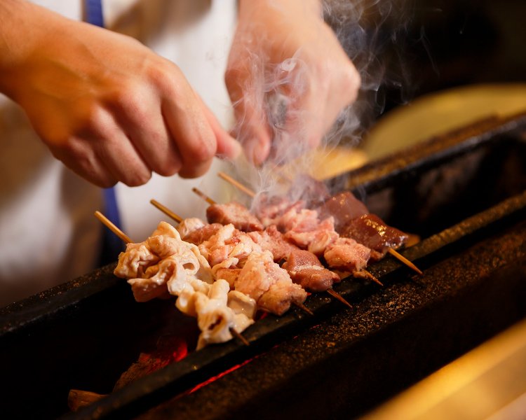 もつ焼は3代目が備長炭で焼く。