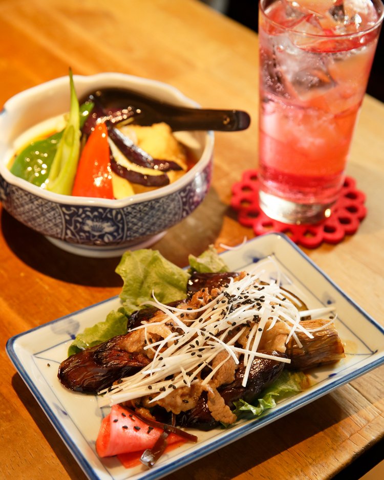 里イモやナスの素揚げが入る揚げだし豆腐400円(奥)など。梅しそバイス350円。