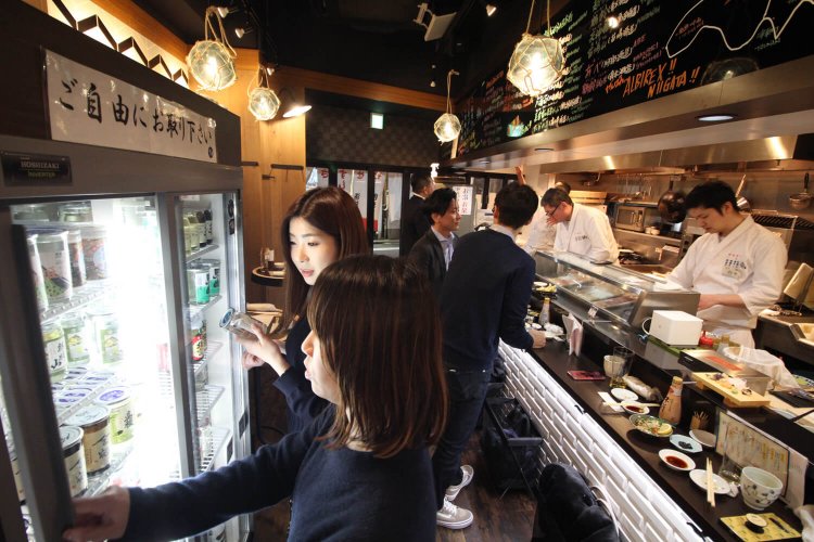 冷蔵庫からセルフでカップ酒をチョイス。カウンターのほかに、4人まで立ち飲みできるテーブルも。