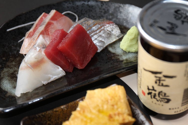 刺身お任せ弁慶盛り550円、玉子焼きのくん製418円、佐渡の地酒・金鶴550円