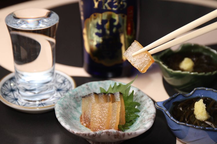 くじらの味噌漬け385円、太い根もずくと細い花もずくを味わえる佐渡産もずく食べ比べセット715円、北雪大吟醸YK35は130ml 1430円