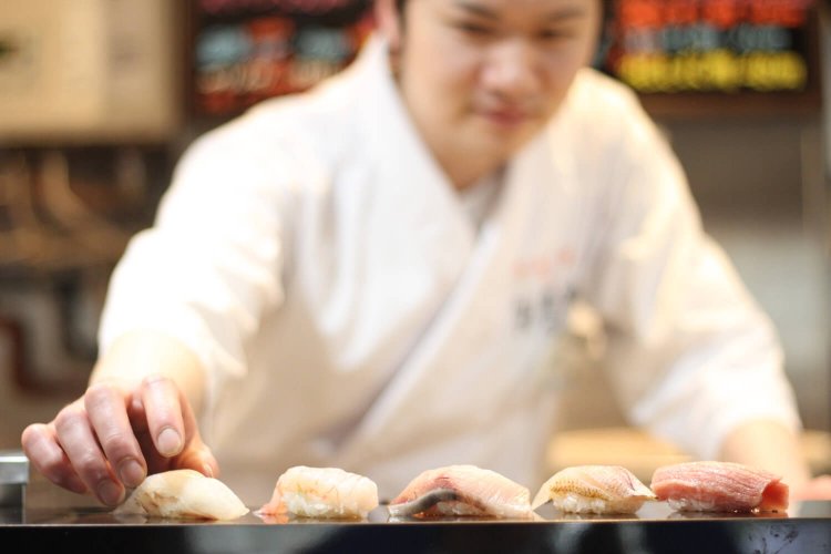握り姿が凛々しい店長の白木さん。「春はカワハギやアジも旨いですよ」