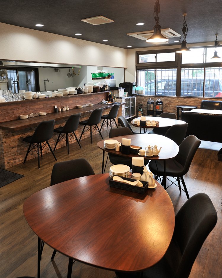 路地裏の隠れ家。お酒を飲みながらゆったり過ごせる空間だ。