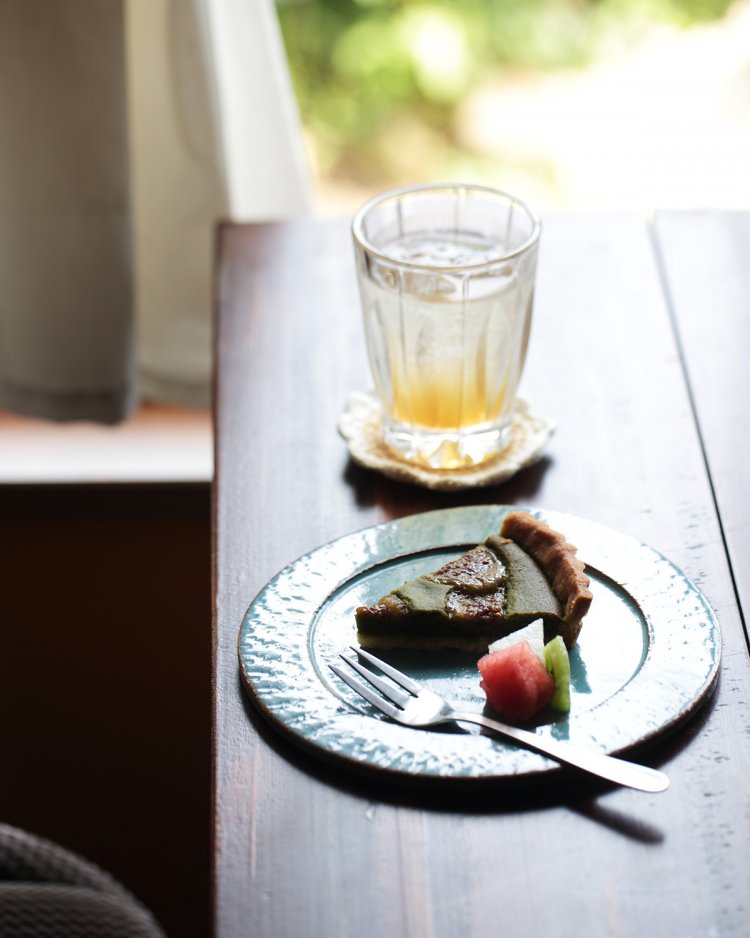 庭で実ったイチジクを使った季節のタルト550円(ランチ注文の場合は385円）と自家製ジンジャーエール660円。