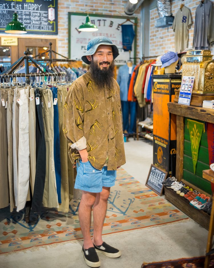 「古着との出合いは一期一会」と店長。気になったものはとりあえず試着してみよう。