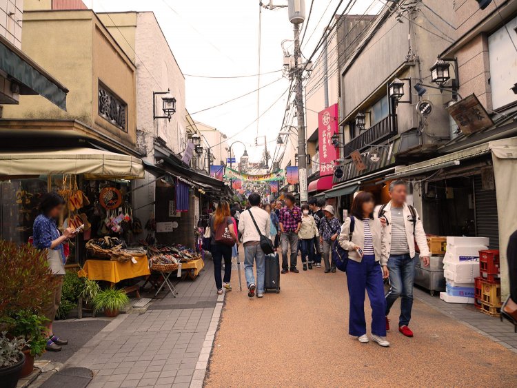 日暮里駅の西側、谷中銀座商店街。地元の人も海外の人も多い（平常時）。