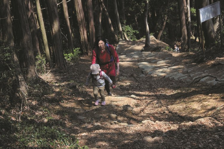 時に子どもを先に歩かせ、ペース配分を身につけさせよう。