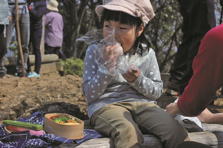 ベンチもあり、ランチに最適。