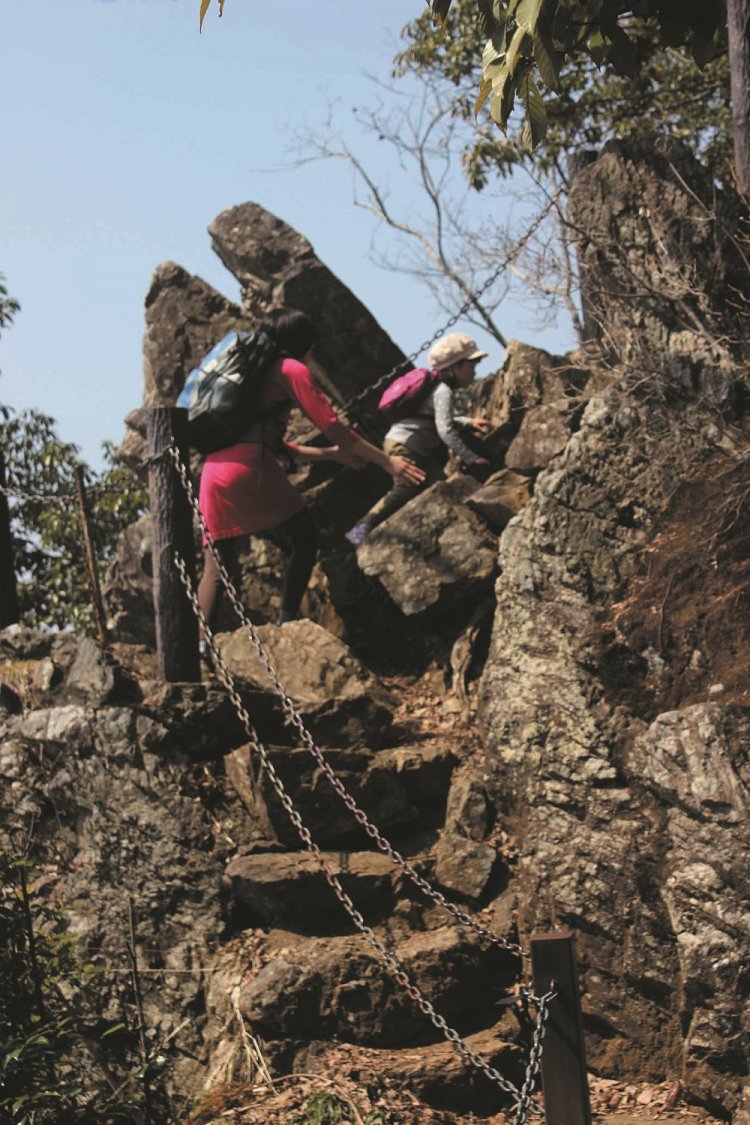 クサリが設置されているが、滑落には注意すること。