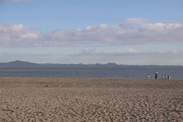 津久井浜駅から徒歩10分程度で津久井浜へ。下山後は砂浜歩きも楽しい。
