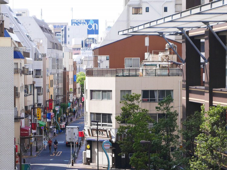 日暮里駅の東側。繊維街だけでなく飲食店もあるが、タワーマンションと雑居ビルが混在する。