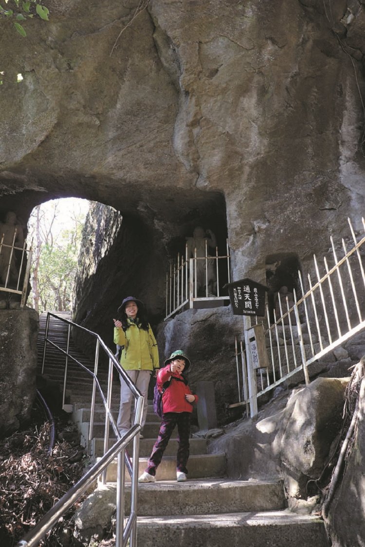 日本寺内は舗装された階段が続く。