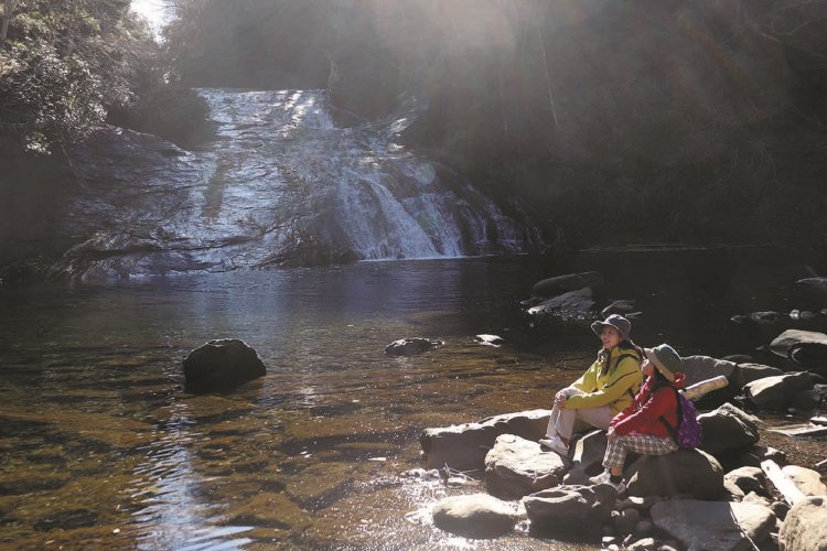 粟又の滝を眺めてひと休み。