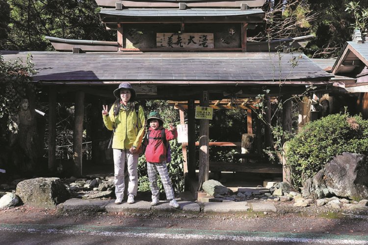 粟又の滝入り口。すぐそばに粟又ノ滝バス停がある。