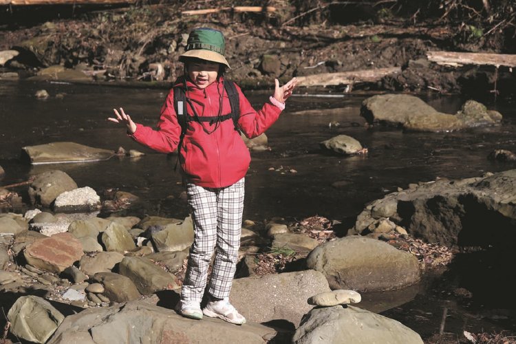 河原に下りられる場所もあるが、滑りやすいのでくれぐれも注意。