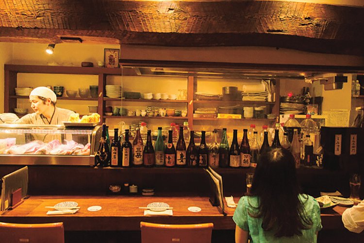 古材を多用した趣のある店内。